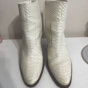 White snake skin-like Gianni Bini boots